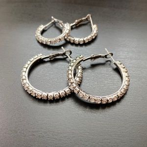 2 pairs hoop earrings